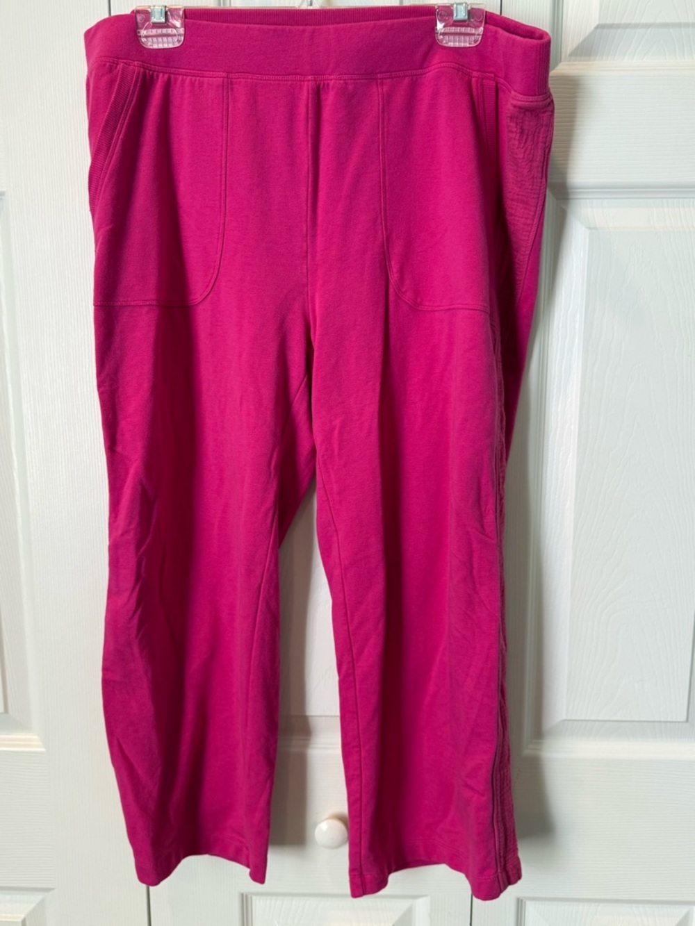 # Chico's Bright Fuchsia Cropped Pull-On Knit Pants (Sz 2=L)